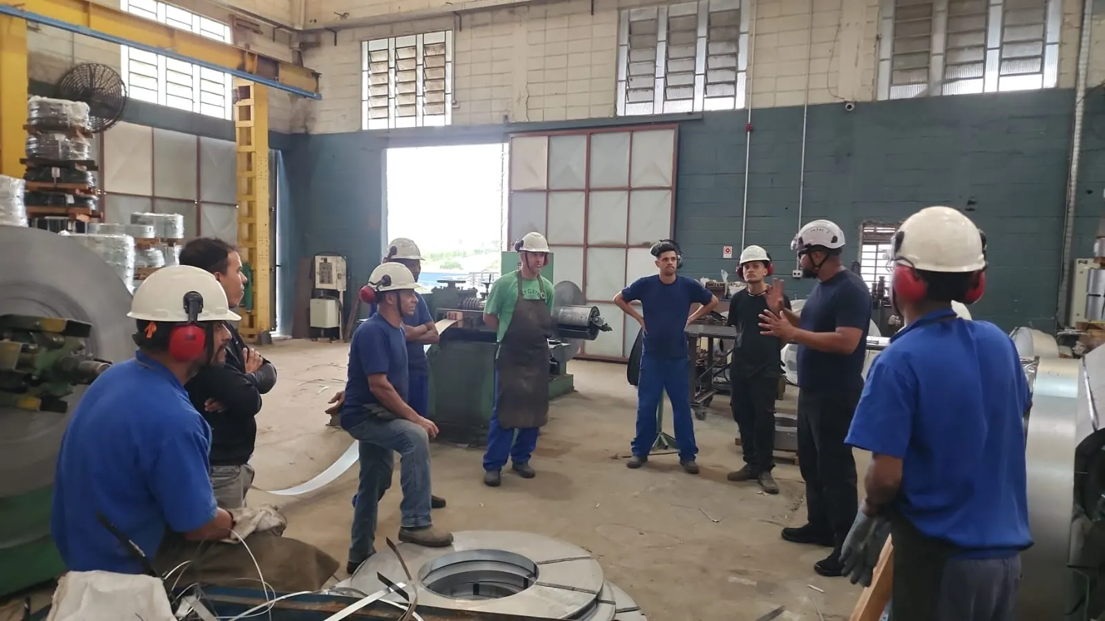 Instrutor da MaulehSeg conduzindo um treinamento de segurança com trabalhadores dentro de uma fábrica