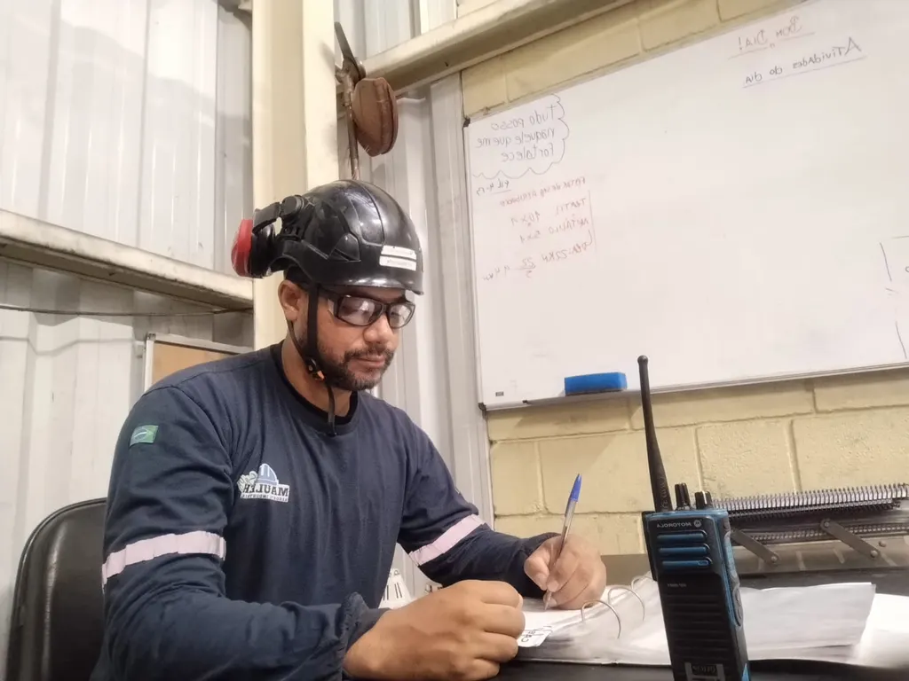 Maurício, fundador da MaulehSeg, trabalhando no escritório